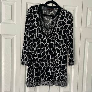 Woman’s Tunic Black and White Top